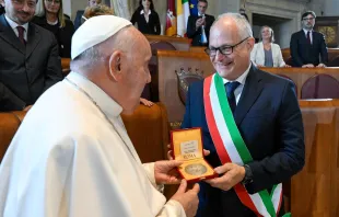 Papa Francisco recebe medalha do prefeito de Roma, Roberto Gualtieri, em visita hoje (10) ao Capitólio.