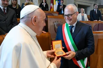 Papa Francisco é recebido por Roberto Gualtieri
