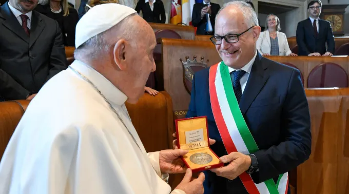 Papa Francisco é recebido por Roberto Gualtieri ?? 