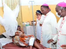 O bispo de Ondo, dom Jude Arogundade, visita sobreviventes de atentado a Igreja na Nigéria.