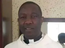 O padre Gabriel Ukeh, sequestrado de reitoria paroquial na arquidiocese de Kaduna, Nigéria,  no domingo (9).