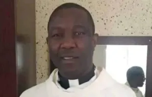 O padre Gabriel Ukeh, sequestrado de reitoria paroquial na arquidiocese de Kaduna, Nigéria,  no domingo (9).