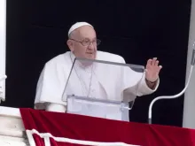 Papa Francisco acena à multidão reunida na praça de São Pedro durante discurso do Ângelus no último domingo (9).