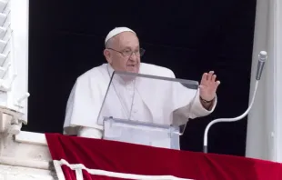 Papa Francisco acena à multidão reunida na praça de São Pedro durante discurso do Ângelus no último domingo (9).