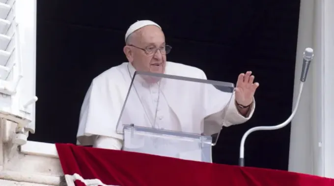 Papa Francisco acena à multidão reunida na praça de São Pedro durante Ângelus ?? 