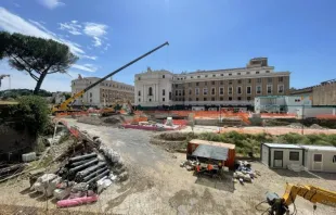 Trabalhadores em Roma descobriram um esqueleto de centenas de anos durante uma escavação de construção perto do Vaticano para um dos projetos para o jubileu de 2025 da Igreja Católica.