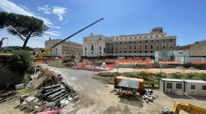 Trabalhadores em Roma descobriram um esqueleto de centenas de anos durante uma escavação de construção perto do Vaticano ?? 