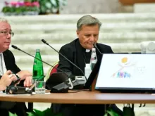 O cardeal Jean-Claude e o cardeal Mario Grech durante abertura da Quarta Congregação Geral no Vaticano em outubro de 2023.