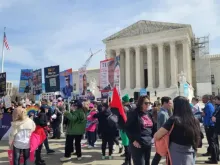 Manifestantes em frente à Suprema Corte dos EUA em Washington D.C. EUA.