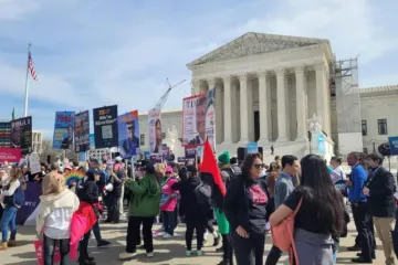 Manifestantes em frente à Suprema Corte dos EUA