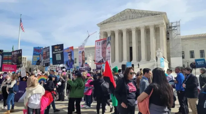 Manifestantes em frente à Suprema Corte dos EUA ?? 