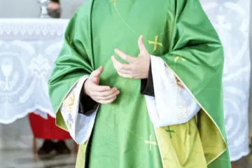 Imagem referencial de sacerdote católico