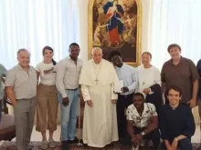 Papa Francisco recebe grupo de migrantes ontem (2) na Casa Santa Marta, no Vaticano.