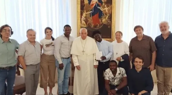 Papa Francisco recebe grupo de migrantes no Vaticano ?? 