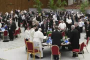 O papa Francisco conduz os delegados do Sínodo da Sinodalidade em oração em 25 de outubro de 2023.