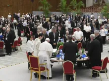 O papa Francisco conduz os delegados do Sínodo da Sinodalidade em oração em 25 de outubro de 2023.