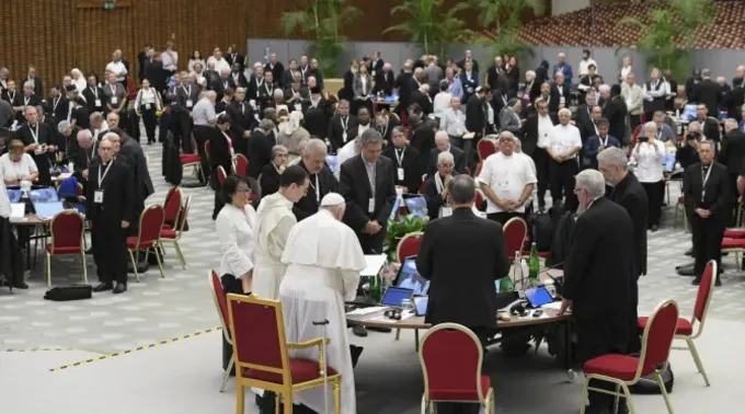 Papa Francisco conduz os delegados do Sínodo da Sinodalidade em oração ?? 