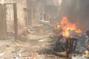 Casas e móveis queimados em ataques de muçulmanos a cristãos em Jaranwala, Paquistão, em agosto do ano passado.