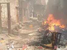 Casas e móveis queimados em ataques de muçulmanos a cristãos em Jaranwala, Paquistão, em agosto do ano passado.