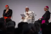 Papa Francisco discursa hoje (7) no último dia da 50ª Semana Social dos Católicos em Trieste, Itália, ao lado do arcebispo de Bolonha, o cardeal Matteo Maria Zuppi, presidente da Conferência Episcopal Italiana e o arcebispo de Catania, dom Luigi Renna, presidente do comitê organizador do evento.