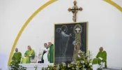 'Deus está escondido na miséria humana', diz papa sobre dignidade de migrantes e prisioneiros