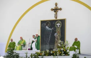 Papa Francisco celebra missa hoje (7) em Trieste, Itália, ao lado de imagem da Anunciação e da Encarnação.