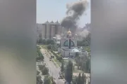 Coluna de fumaça sobe por trás de igreja ortodoxa greco-ucraniana depois de ataque de míssil em Kiev, Ucrânia, na segunda-feira (8).