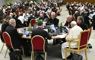 Papa Francisco com delegados do Sínodo da Sinodalidade em outubro do ano passado.
