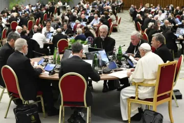 Papa com delegados do Sínodo da Sinodalidade