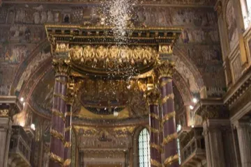 Pétalas brancas representam o milagre da neve na basílica de Santa Maria Maior.