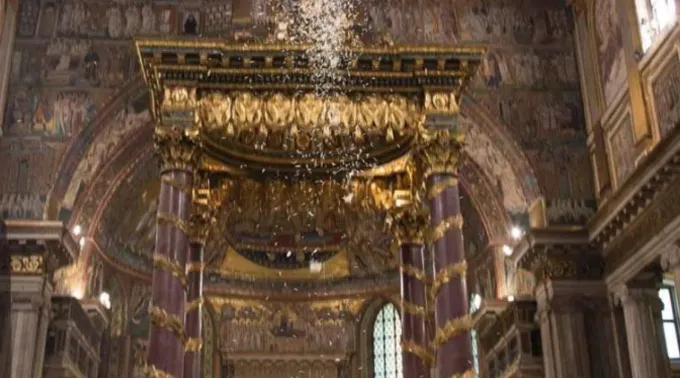 Pétalas brancas representam o milagre da neve na basílica de Santa Maria Maior. ?? 