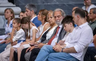 Roberto Corbella (ao centro, usando gravata) com a família e amigos de Chiara Corbella Petrillo no encerramento da fase diocesana da investigação da vida e das virtudes de Chiara em Roma em 21 de junho de 2024.