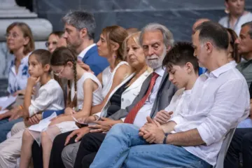 Roberto Corbella com a família e amigos de Chiara Corbella Petrillo