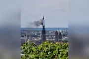 Fumaça sai da torre da catedral de Rouen, França, em 11 de julho de 2024.