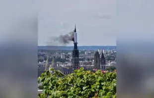 Fumaça sai da torre da catedral de Rouen, França, em 11 de julho de 2024.