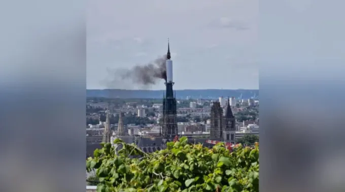 Fumaça sai da torre da catedral de Rouen ?? 