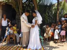 Recém-casados ​​filipinos dançam em recepção na cidade de Baleno, Filipinas, em 15 de abril de 2007.