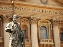 Estátua de são Pedro em frente à basílica de São Pedro, no Vaticano.