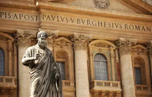Estátua de são Pedro em frente à basílica de São Pedro, no Vaticano.