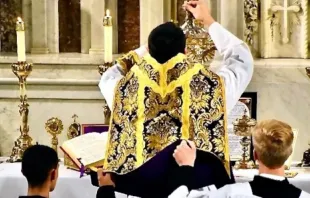 Elevação do cálice em missa tradicional em latim.