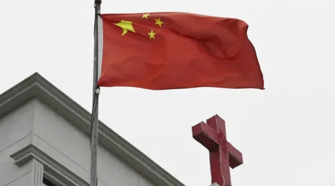 Bandeira chinesa tremula ao lado de cruz ?? 