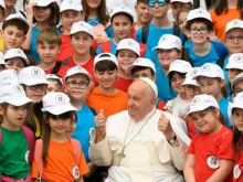 Papa Francisco com jovens. Imagem referencial.