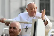 Papa Francisco no papamóvel durante audiência geral.