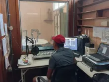 Estúdio da estação Kupia Kumi – Rádio Paz, mantida por missionários espanhóis na selva de Honduras.