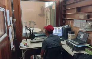 Estúdio da estação Kupia Kumi – Rádio Paz, mantida por missionários espanhóis na selva de Honduras.