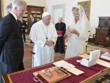 Papa Francisco recebe o rei Phillipe e a rainha Mathilde da Bélgica em audiência privada no Palácio Apostólico, no Vaticano, em 14 de setembro de 2023.