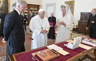Papa Francisco recebe o rei Phillipe e a rainha Mathilde da Bélgica em audiência privada no Palácio Apostólico, no Vaticano, em 14 de setembro de 2023.