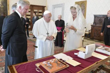 Papa Francisco com o rei Phillipe e a rainha Mathilde da Bélgica