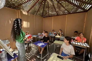 Jovens durante atividades de auxílio de estudo em Gaza