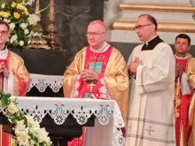 O cardeal Pietro Parolin em missa ontem (21) no Santuário Nacional de Nossa Senhora do Carmo de Berdychiv,